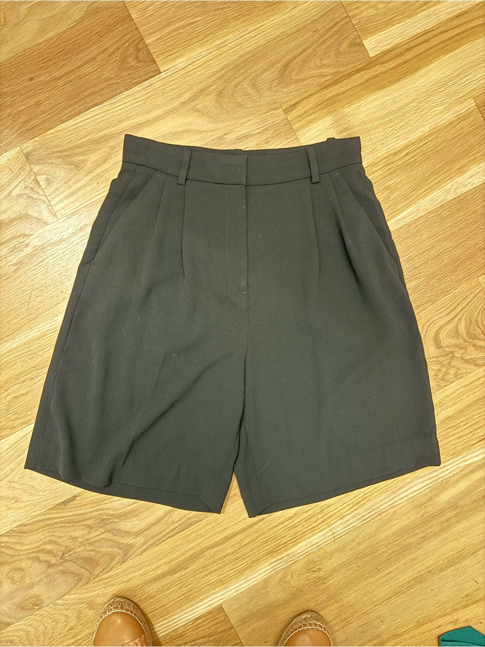 H&M Black High-Rise Pleated Tailored Bermuda Shorts Size 8